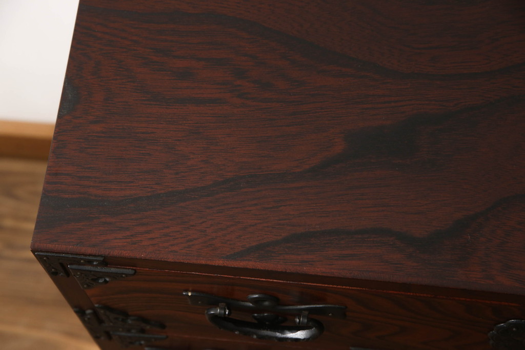 中古　美品　伝統民芸家具　岩谷堂箪笥　本漆　ボリュームのある金具が目を引く小箪笥(車箪笥、和箪笥、収納タンス、サイドチェスト)(R-058880)