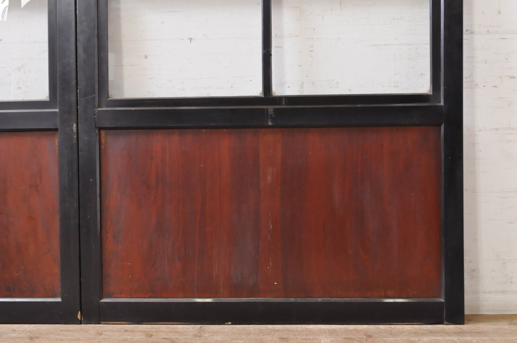 アンティーク建具　和モダンな空間作りにおすすめな漆塗りの幅広ガラス帯戸2枚セット(引き戸、ガラス戸)(R-069253)