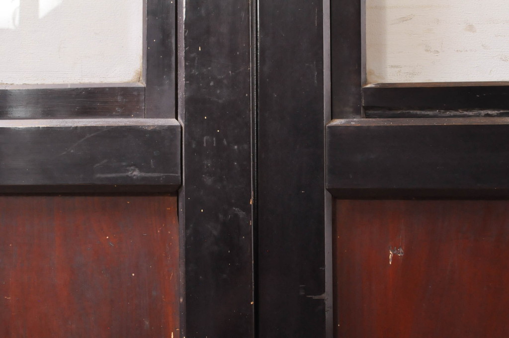 アンティーク建具　和モダンな空間作りにおすすめな漆塗りの幅広ガラス帯戸2枚セット(引き戸、ガラス戸)(R-069254)