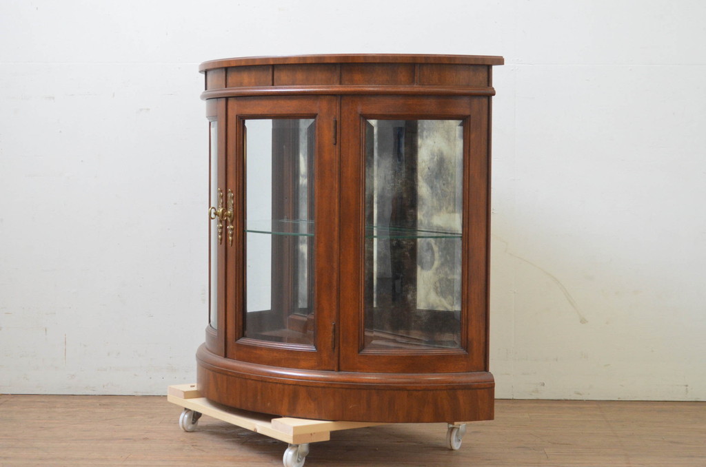 中古　美品　DREXEL HERITAGE(ドレクセルヘリテイジ)　Cameo Classics(キャメオクラシックス)　ハーフムーン(半月型)　照明付き!!美しい曲線デザインに目を奪われるキャビネット(ホールチェスト、サイドボード、サイドキャビネット、飾り棚、ショーケース、収納棚、戸棚、半円型、店舗什器)(R-069108)