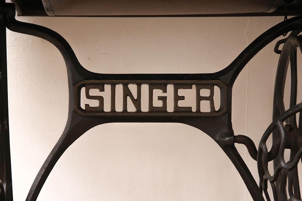 イギリスアンティーク　SINGER(シンガー)社　置くだけでお洒落な空間に!ディスプレイにおすすめのミシンテーブル(シンガーミシン、ミシン台、工業用ミシン)(R-049092)