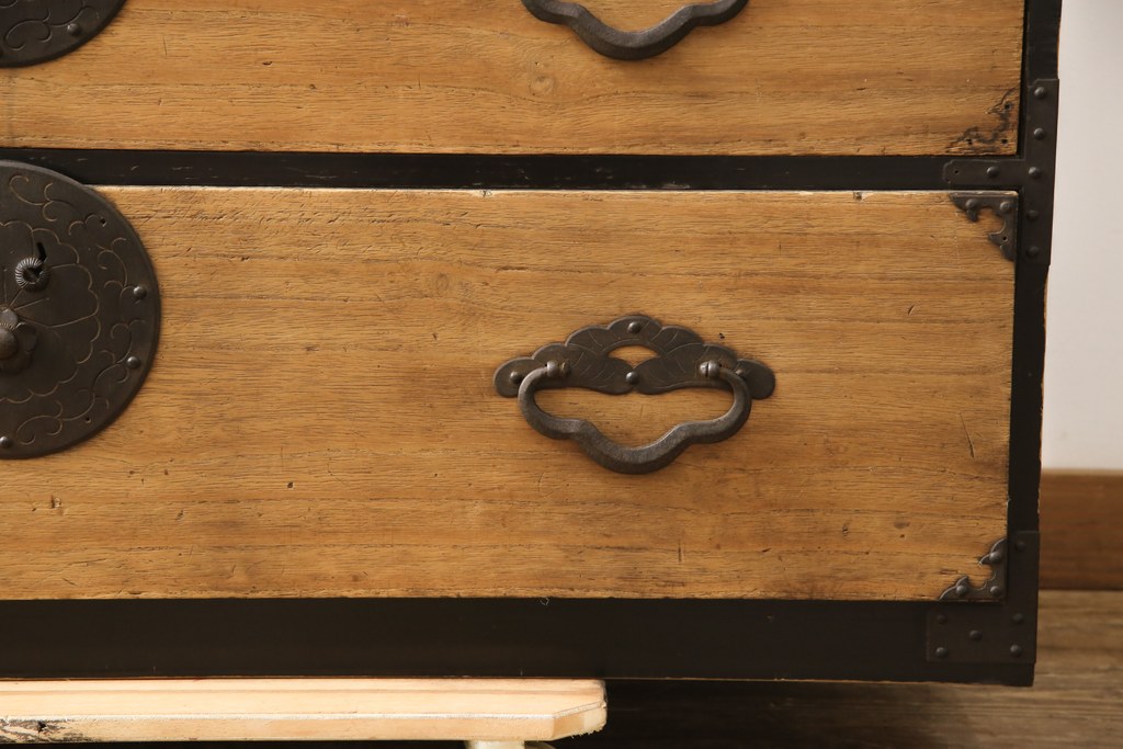 和製アンティーク　前面桐材　桜丸金具　品のある佇まいが魅力的な米沢箪笥(和タンス、時代箪笥、収納箪笥、整理タンス、重ね箪笥)(R-058081)