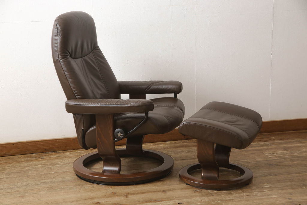 中古　美品　本革　EKORNES(エコーネス)　コンサルシリーズ　クラシック　Sサイズ　オットマン付きストレスレスチェア(レザー、リクライニングチェア、一人掛けソファ、アームチェア)(定価約23万円)(R-059516)