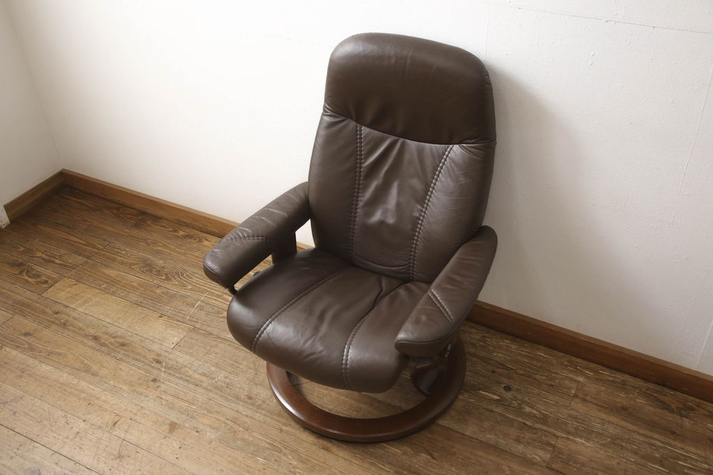 中古　美品　本革　EKORNES(エコーネス)　コンサルシリーズ　クラシック　Sサイズ　オットマン付きストレスレスチェア(レザー、リクライニングチェア、一人掛けソファ、アームチェア)(定価約23万円)(R-059516)