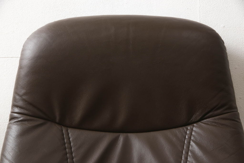 中古　美品　本革　EKORNES(エコーネス)　コンサルシリーズ　クラシック　Sサイズ　オットマン付きストレスレスチェア(レザー、リクライニングチェア、一人掛けソファ、アームチェア)(定価約23万円)(R-059516)