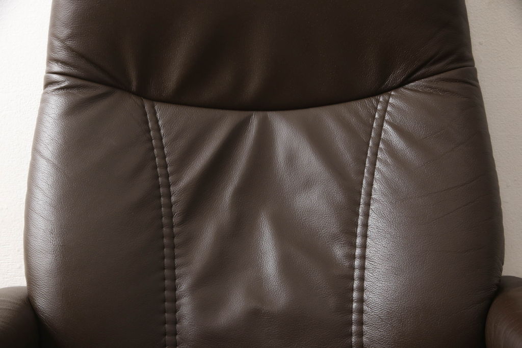 中古　美品　本革　EKORNES(エコーネス)　コンサルシリーズ　クラシック　Sサイズ　オットマン付きストレスレスチェア(レザー、リクライニングチェア、一人掛けソファ、アームチェア)(定価約23万円)(R-059516)