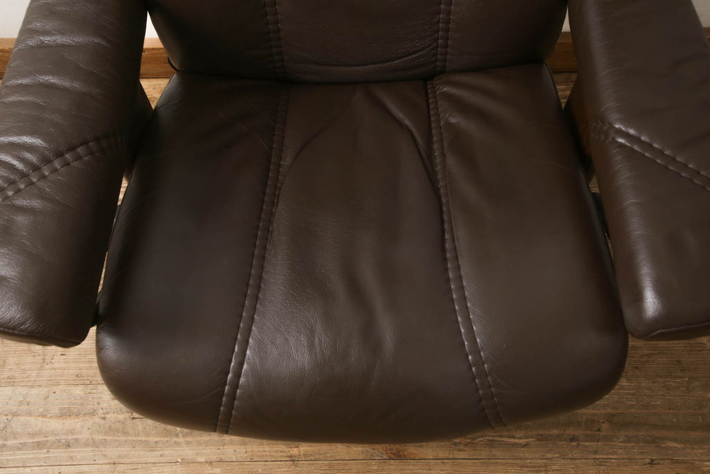 中古　美品　本革　EKORNES(エコーネス)　コンサルシリーズ　クラシック　Sサイズ　オットマン付きストレスレスチェア(レザー、リクライニングチェア、一人掛けソファ、アームチェア)(定価約23万円)(R-059516)