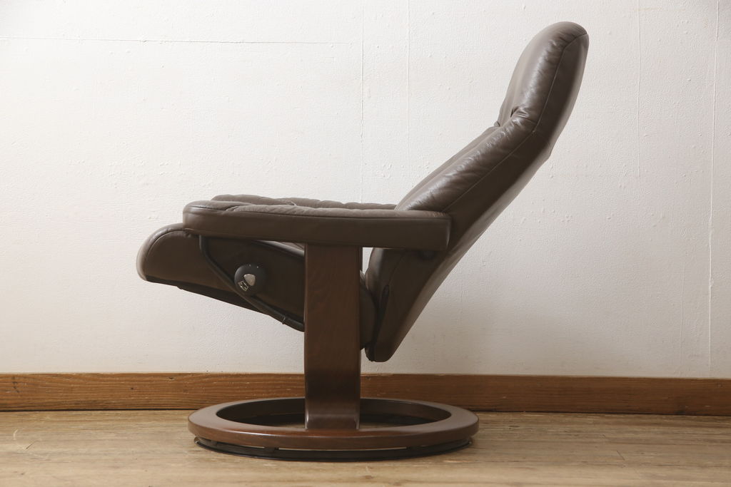 中古　美品　本革　EKORNES(エコーネス)　コンサルシリーズ　クラシック　Sサイズ　オットマン付きストレスレスチェア(レザー、リクライニングチェア、一人掛けソファ、アームチェア)(定価約23万円)(R-059516)