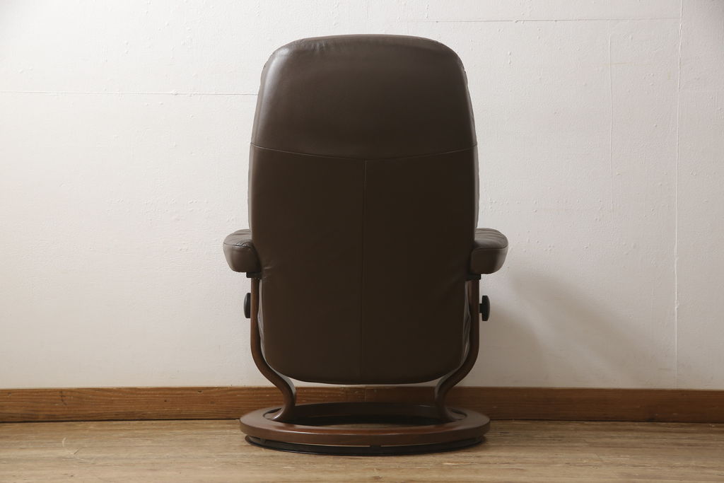 中古　美品　本革　EKORNES(エコーネス)　コンサルシリーズ　クラシック　Sサイズ　オットマン付きストレスレスチェア(レザー、リクライニングチェア、一人掛けソファ、アームチェア)(定価約23万円)(R-059516)