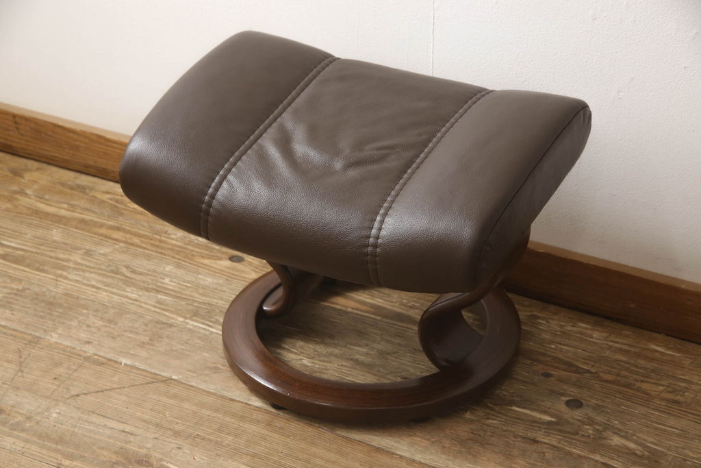 中古　美品　本革　EKORNES(エコーネス)　コンサルシリーズ　クラシック　Sサイズ　オットマン付きストレスレスチェア(レザー、リクライニングチェア、一人掛けソファ、アームチェア)(定価約23万円)(R-059516)