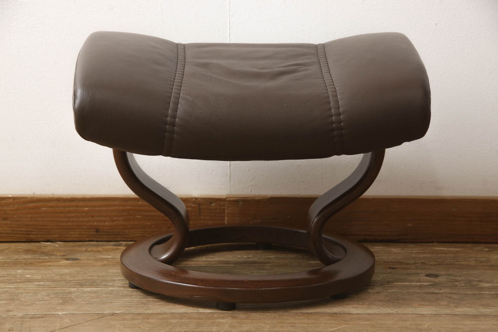 中古　美品　本革　EKORNES(エコーネス)　コンサルシリーズ　クラシック　Sサイズ　オットマン付きストレスレスチェア(レザー、リクライニングチェア、一人掛けソファ、アームチェア)(定価約23万円)(R-059516)