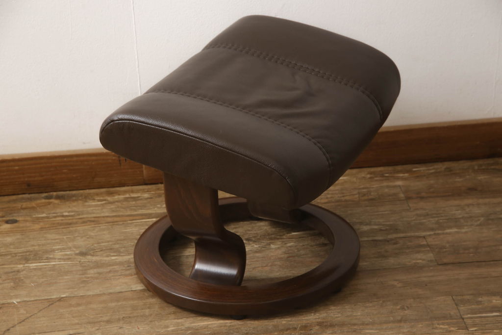 中古　美品　本革　EKORNES(エコーネス)　コンサルシリーズ　クラシック　Sサイズ　オットマン付きストレスレスチェア(レザー、リクライニングチェア、一人掛けソファ、アームチェア)(定価約23万円)(R-059516)