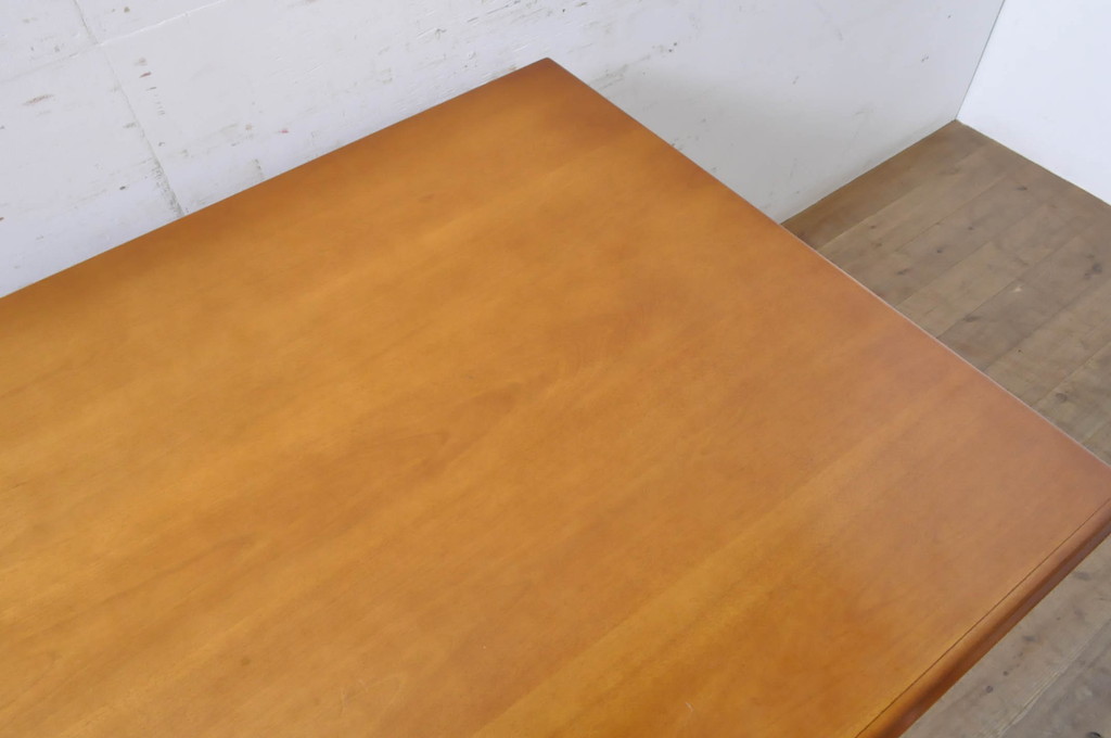 中古　美品　横浜ダニエル(daniel)　挽き物の脚がクラシカルな雰囲気を高めるダイニングテーブル(2人掛け、4人掛け、食卓、作業台)(R-068156)