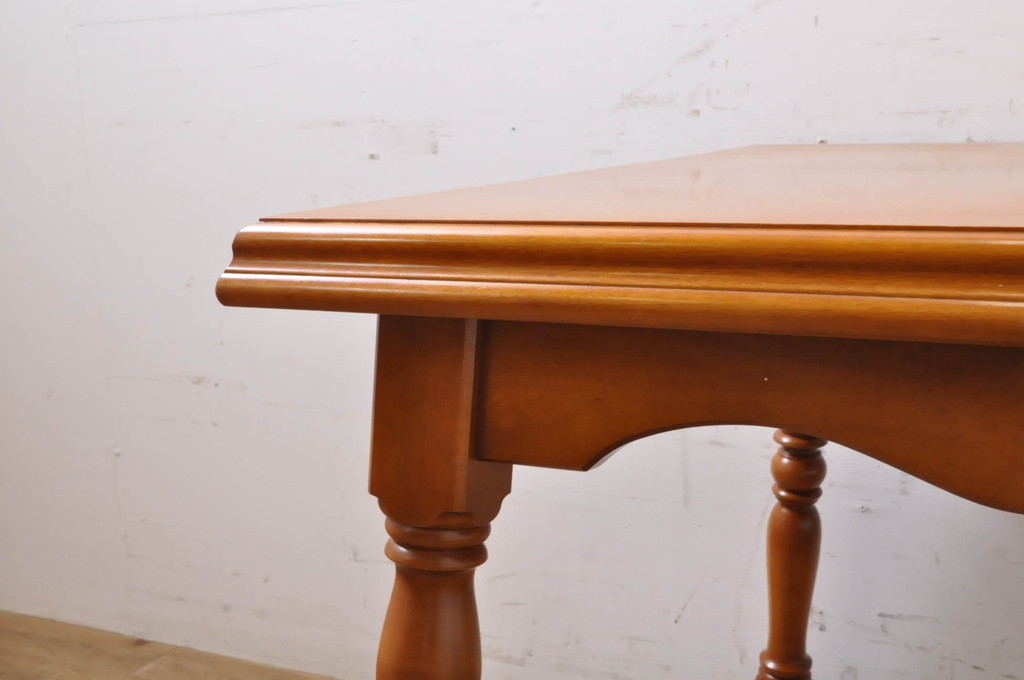 中古　美品　横浜ダニエル(daniel)　挽き物の脚がクラシカルな雰囲気を高めるダイニングテーブル(2人掛け、4人掛け、食卓、作業台)(R-068156)