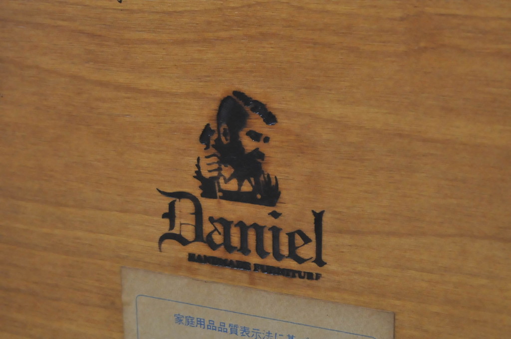 中古　美品　横浜ダニエル(daniel)　挽き物の脚がクラシカルな雰囲気を高めるダイニングテーブル(2人掛け、4人掛け、食卓、作業台)(R-068156)