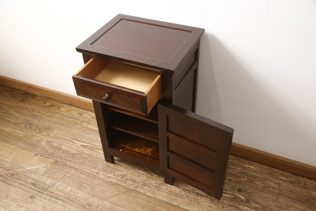 中古　美品　松本民芸家具　シックな佇まいのC型電話台(サイドチェスト、引き出し、収納棚)(定価約12万円)(R-058166)