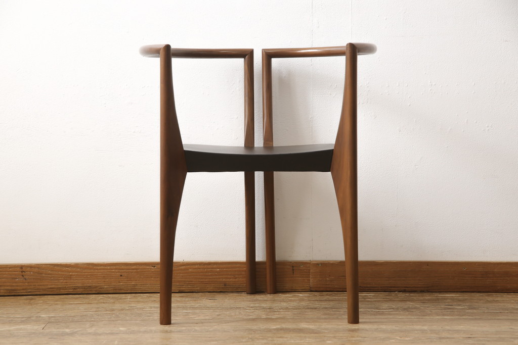 中古　美品　高級イタリア輸入家具　ウォールナット材　本革　スタイリッシュなデザインが目を惹く曲げ木チェア(椅子、ダイニングチェア)(R-051596)
