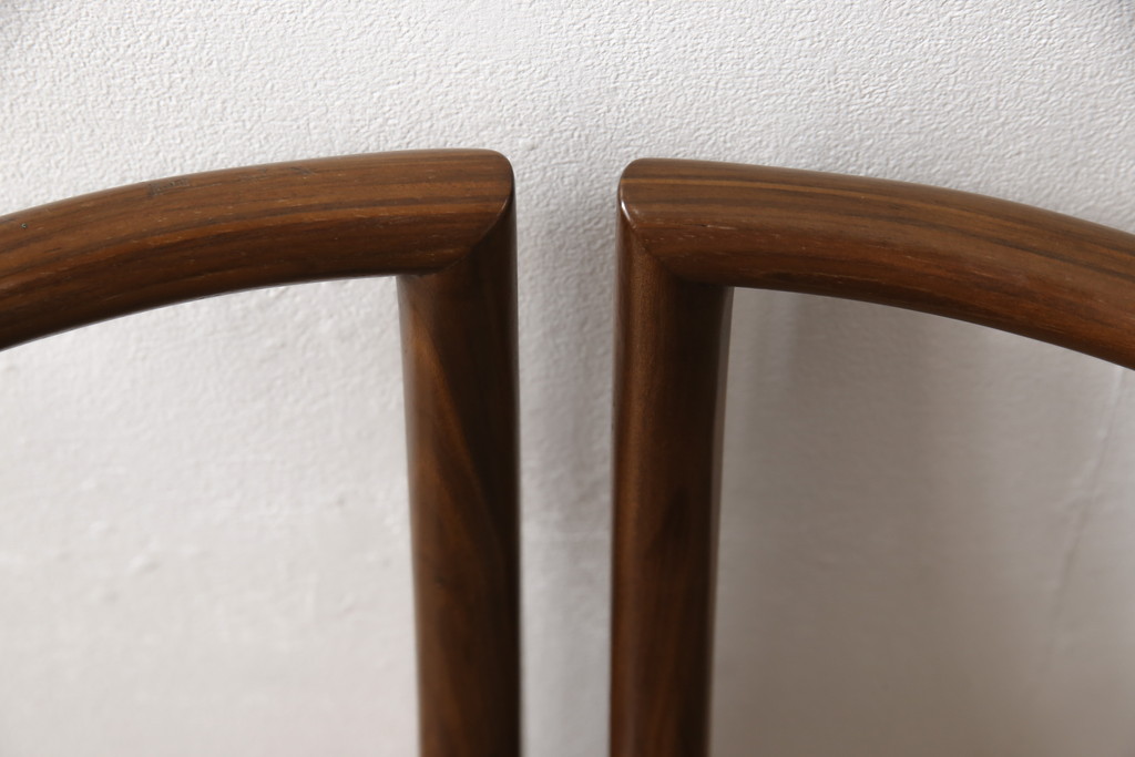 中古　美品　高級イタリア輸入家具　ウォールナット材　本革　スタイリッシュなデザインが目を惹く曲げ木チェア(椅子、ダイニングチェア)(R-051596)