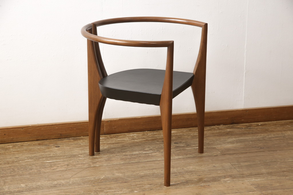中古　美品　高級イタリア輸入家具　ウォールナット材　本革　スタイリッシュなデザインが目を惹く曲げ木チェア(椅子、ダイニングチェア)(R-051597)