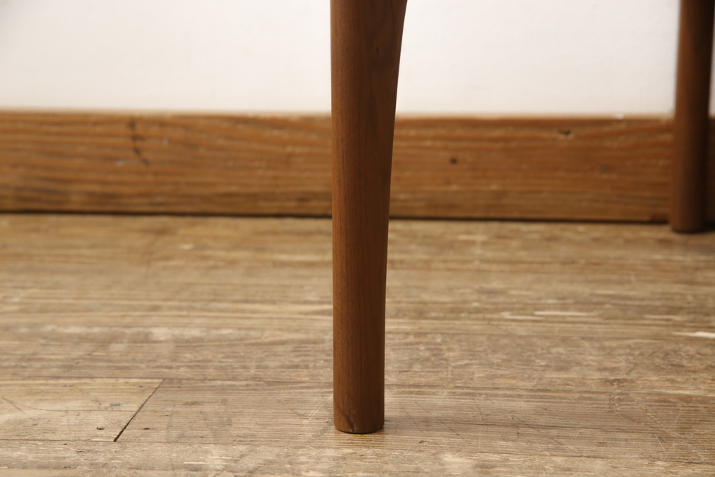 中古　美品　高級イタリア輸入家具　ウォールナット材　本革　スタイリッシュなデザインが目を惹く曲げ木チェア(椅子、ダイニングチェア)(R-051597)