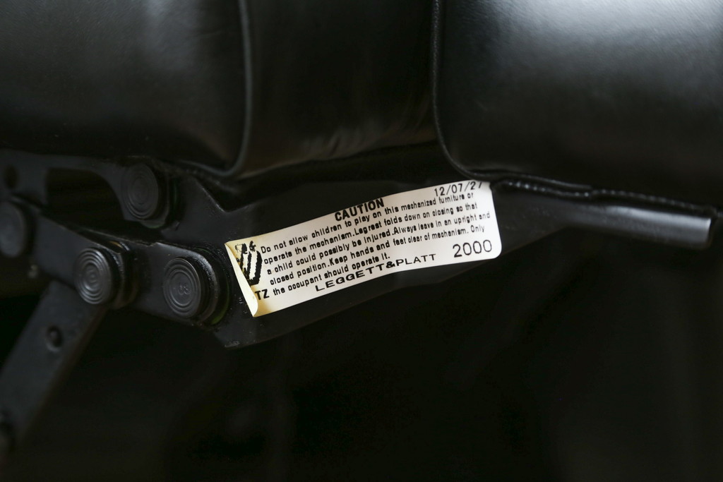 中古　DREXEL HERITAGE(ドレクセルヘリテイジ)　Upholstery(アップホルスタリー)コレクション　本革(レザー)　高級感溢れる佇まいが魅力のリクライニング付き1人掛けソファ(一人掛けソファ、1P、パーソナルチェア、ラウンジチェア、リクライニングソファ、アームソファ、フットレスト)(R-067021)