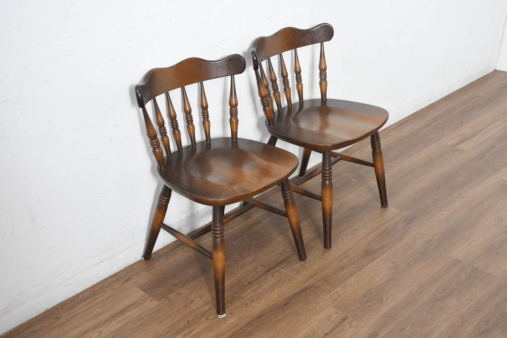 中古　美品　飛騨産業　キツツキマーク　木のぬくもりを感じるダイニングチェア2脚セット(Dチェア、板座チェア、椅子、イス、ウインザーチェア、ウィンザーチェア、アームレスチェア、バラ売り可能)(R-082662)