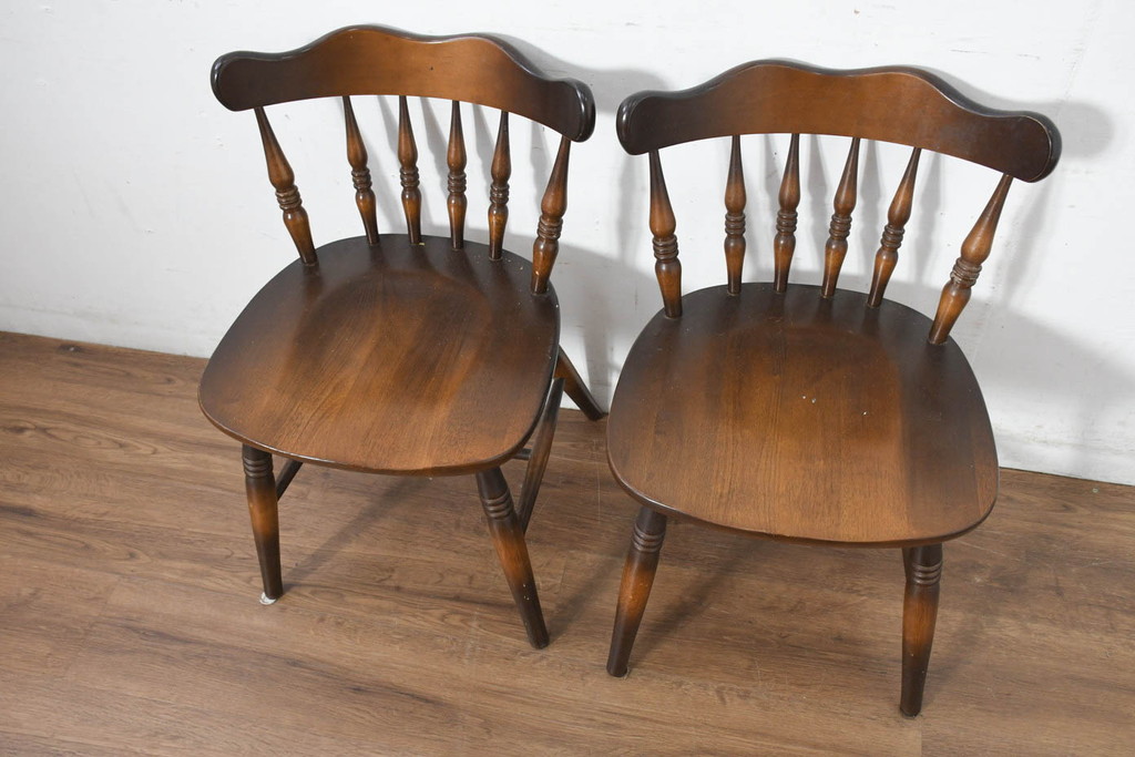 中古　美品　飛騨産業　キツツキマーク　木のぬくもりを感じるダイニングチェア2脚セット(Dチェア、板座チェア、椅子、イス、ウインザーチェア、ウィンザーチェア、アームレスチェア、バラ売り可能)(R-082662)