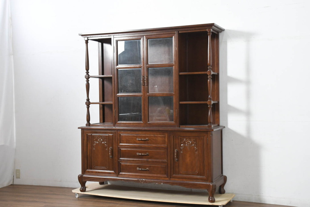 中古　美品　国会議事堂納品の高級家具メーカー　徳田家具　細部まで丁寧につくりこまれた重厚感あるキャビネット(収納棚、飾り棚、ガラスケース、ショーケース、戸棚、カップボード、店舗什器)(R-082663)