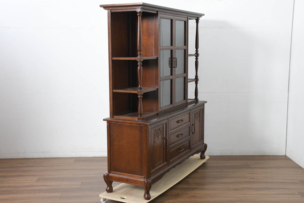 中古　美品　国会議事堂納品の高級家具メーカー　徳田家具　細部まで丁寧につくりこまれた重厚感あるキャビネット(収納棚、飾り棚、ガラスケース、ショーケース、戸棚、カップボード、店舗什器)(R-082663)