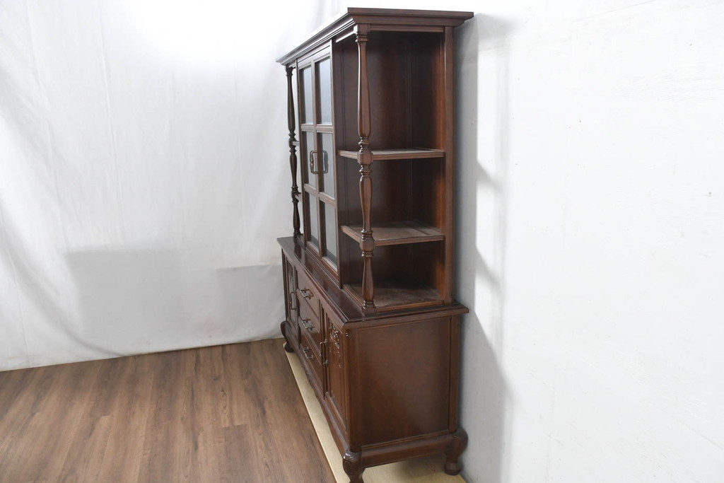 中古　美品　国会議事堂納品の高級家具メーカー　徳田家具　細部まで丁寧につくりこまれた重厚感あるキャビネット(収納棚、飾り棚、ガラスケース、ショーケース、戸棚、カップボード、店舗什器)(R-082663)