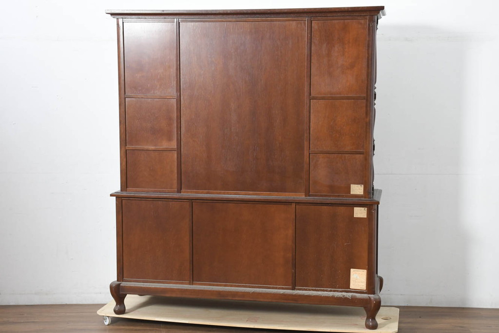 中古　美品　国会議事堂納品の高級家具メーカー　徳田家具　細部まで丁寧につくりこまれた重厚感あるキャビネット(収納棚、飾り棚、ガラスケース、ショーケース、戸棚、カップボード、店舗什器)(R-082663)