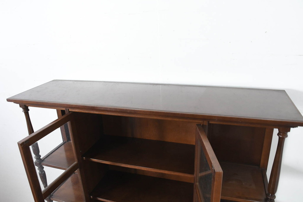 中古　美品　国会議事堂納品の高級家具メーカー　徳田家具　細部まで丁寧につくりこまれた重厚感あるキャビネット(収納棚、飾り棚、ガラスケース、ショーケース、戸棚、カップボード、店舗什器)(R-082663)