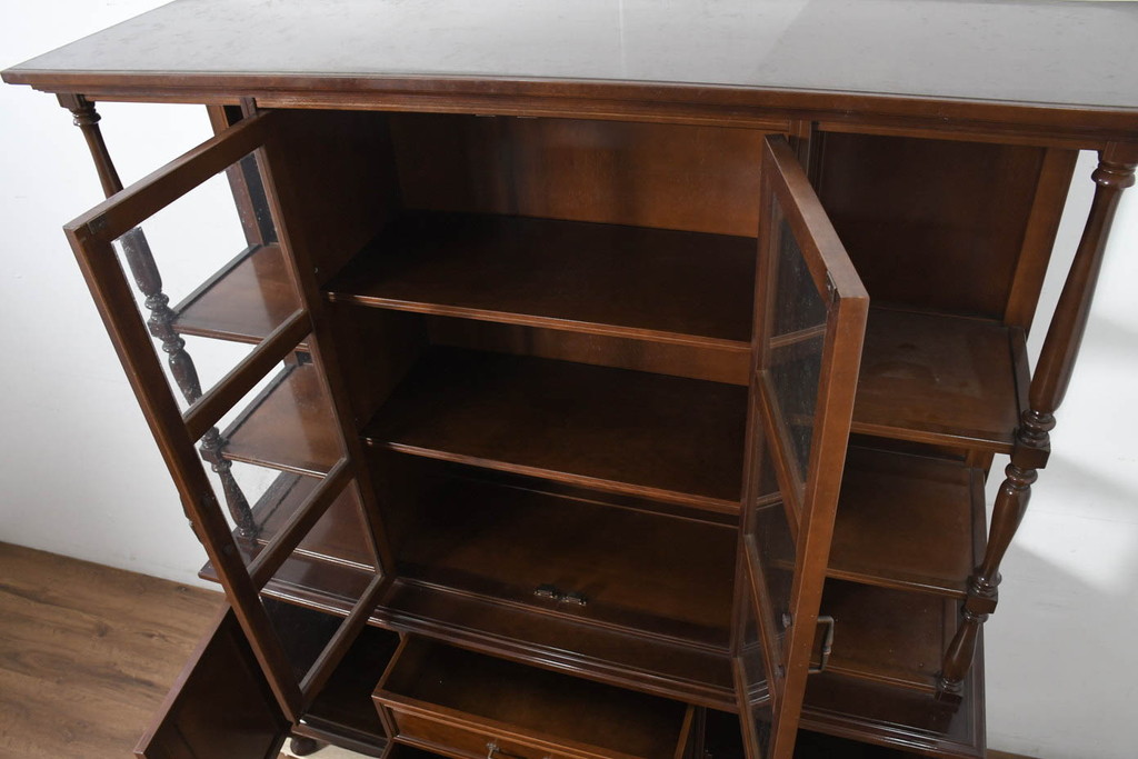 中古　美品　国会議事堂納品の高級家具メーカー　徳田家具　細部まで丁寧につくりこまれた重厚感あるキャビネット(収納棚、飾り棚、ガラスケース、ショーケース、戸棚、カップボード、店舗什器)(R-082663)