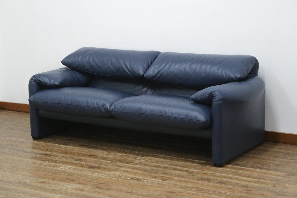 中古　美品　Cassina(カッシーナ)　MARALUNGA(マラルンガ) 　675　本革(レザー)　高級感ある佇まいが目を惹く2人掛けワイドソファ(二人掛け、2P、2.5人掛け、アームソファ)(定価約212万円)(R-081265)
