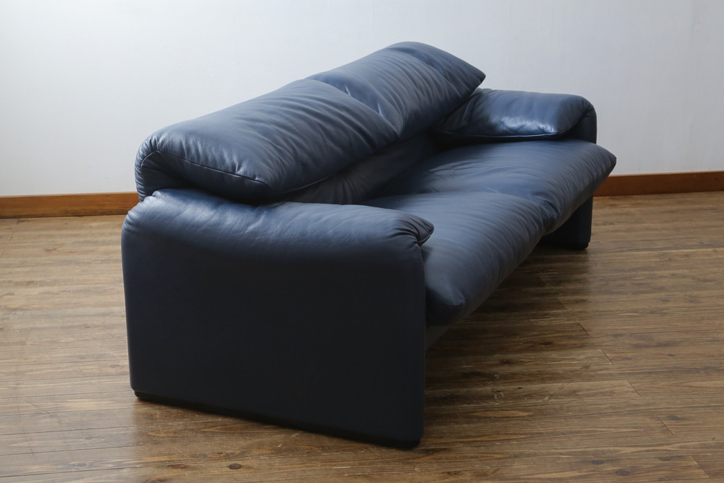 中古　美品　Cassina(カッシーナ)　MARALUNGA(マラルンガ) 　675　本革(レザー)　高級感ある佇まいが目を惹く2人掛けワイドソファ(二人掛け、2P、2.5人掛け、アームソファ)(定価約212万円)(R-081265)