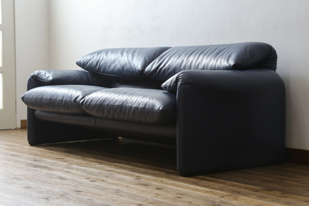 中古　美品　Cassina(カッシーナ)　MARALUNGA(マラルンガ) 　675　本革(レザー)　高級感ある佇まいが目を惹く2人掛けワイドソファ(二人掛け、2P、2.5人掛け、アームソファ)(定価約212万円)(R-081265)