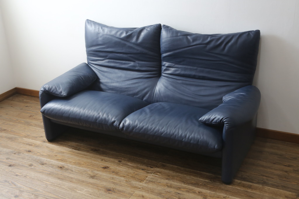 中古　美品　Cassina(カッシーナ)　MARALUNGA(マラルンガ) 　675　本革(レザー)　高級感ある佇まいが目を惹く2人掛けワイドソファ(二人掛け、2P、2.5人掛け、アームソファ)(定価約212万円)(R-081265)