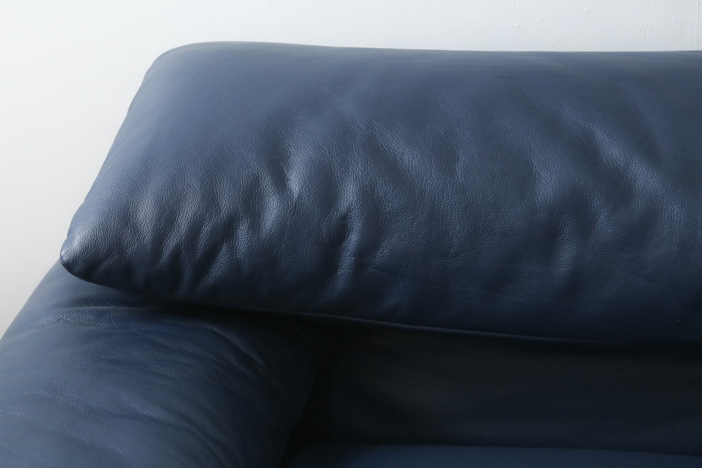 中古　美品　Cassina(カッシーナ)　MARALUNGA(マラルンガ) 　675　本革(レザー)　高級感ある佇まいが目を惹く2人掛けワイドソファ(二人掛け、2P、2.5人掛け、アームソファ)(定価約212万円)(R-081265)