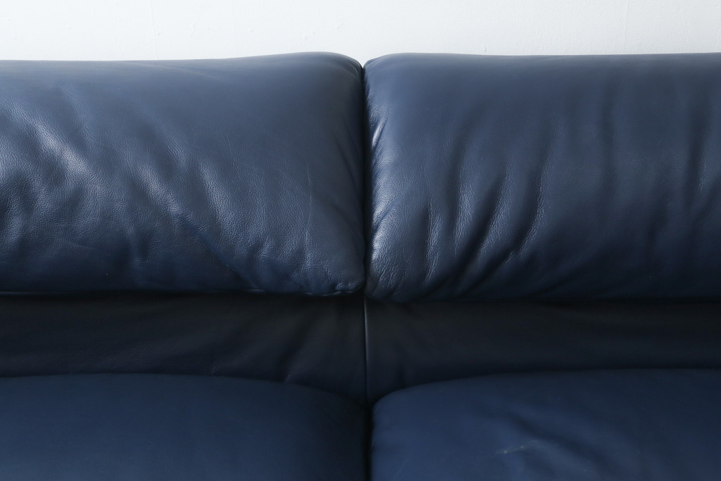 中古　美品　Cassina(カッシーナ)　MARALUNGA(マラルンガ) 　675　本革(レザー)　高級感ある佇まいが目を惹く2人掛けワイドソファ(二人掛け、2P、2.5人掛け、アームソファ)(定価約212万円)(R-081265)