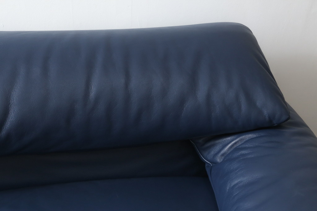 中古　美品　Cassina(カッシーナ)　MARALUNGA(マラルンガ) 　675　本革(レザー)　高級感ある佇まいが目を惹く2人掛けワイドソファ(二人掛け、2P、2.5人掛け、アームソファ)(定価約212万円)(R-081265)