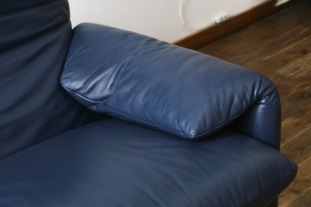 中古　美品　Cassina(カッシーナ)　MARALUNGA(マラルンガ) 　675　本革(レザー)　高級感ある佇まいが目を惹く2人掛けワイドソファ(二人掛け、2P、2.5人掛け、アームソファ)(定価約212万円)(R-081265)