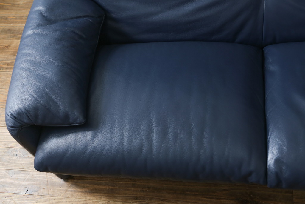 中古　美品　Cassina(カッシーナ)　MARALUNGA(マラルンガ) 　675　本革(レザー)　高級感ある佇まいが目を惹く2人掛けワイドソファ(二人掛け、2P、2.5人掛け、アームソファ)(定価約212万円)(R-081265)