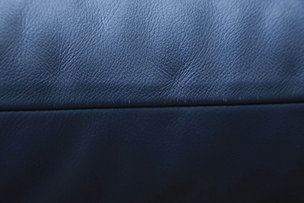 中古　美品　Cassina(カッシーナ)　MARALUNGA(マラルンガ) 　675　本革(レザー)　高級感ある佇まいが目を惹く2人掛けワイドソファ(二人掛け、2P、2.5人掛け、アームソファ)(定価約212万円)(R-081265)