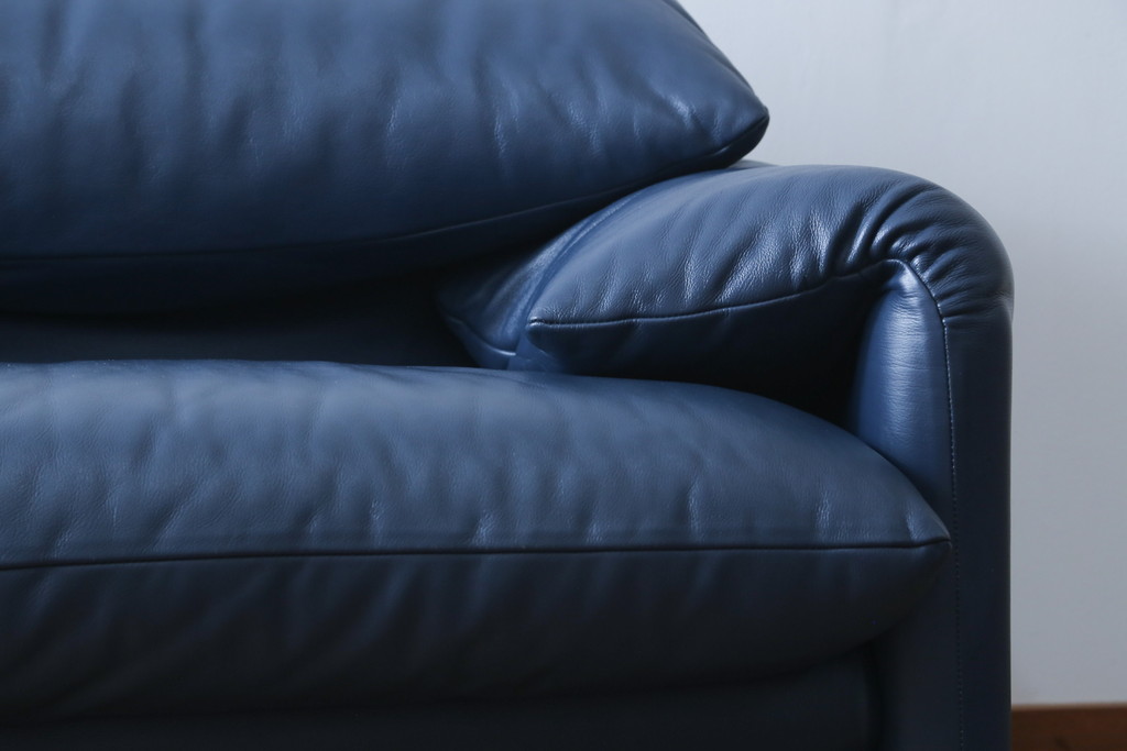 中古　美品　Cassina(カッシーナ)　MARALUNGA(マラルンガ) 　675　本革(レザー)　高級感ある佇まいが目を惹く2人掛けワイドソファ(二人掛け、2P、2.5人掛け、アームソファ)(定価約212万円)(R-081265)