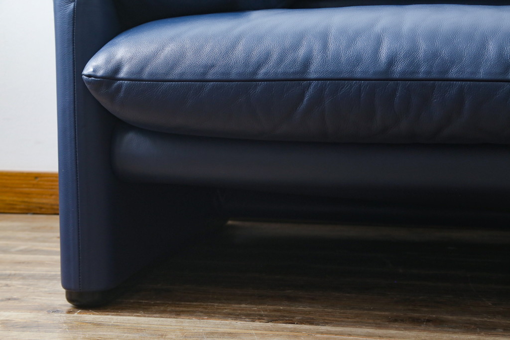 中古　美品　Cassina(カッシーナ)　MARALUNGA(マラルンガ) 　675　本革(レザー)　高級感ある佇まいが目を惹く2人掛けワイドソファ(二人掛け、2P、2.5人掛け、アームソファ)(定価約212万円)(R-081265)