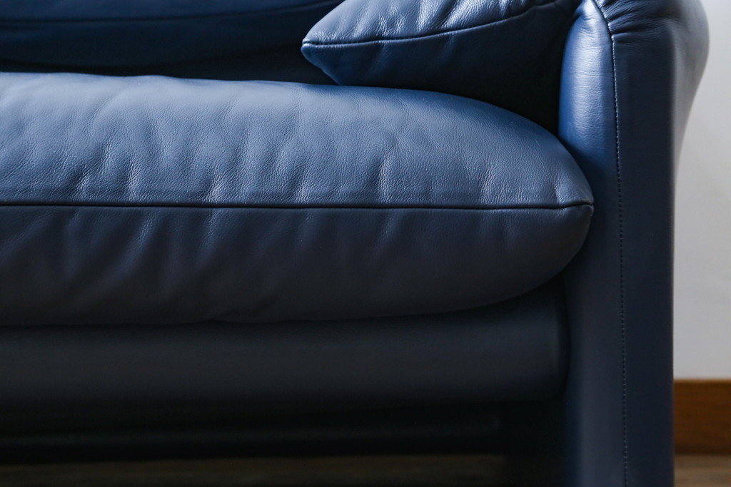 中古　美品　Cassina(カッシーナ)　MARALUNGA(マラルンガ) 　675　本革(レザー)　高級感ある佇まいが目を惹く2人掛けワイドソファ(二人掛け、2P、2.5人掛け、アームソファ)(定価約212万円)(R-081265)