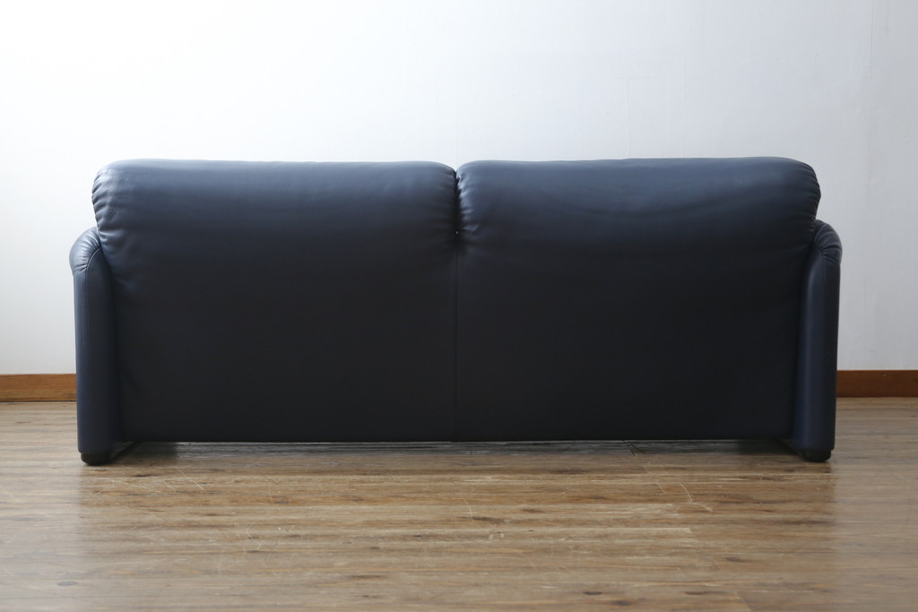 中古　美品　Cassina(カッシーナ)　MARALUNGA(マラルンガ) 　675　本革(レザー)　高級感ある佇まいが目を惹く2人掛けワイドソファ(二人掛け、2P、2.5人掛け、アームソファ)(定価約212万円)(R-081265)