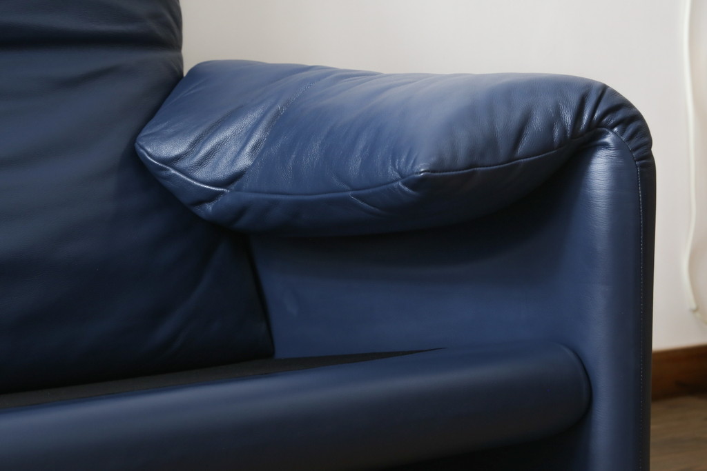 中古　美品　Cassina(カッシーナ)　MARALUNGA(マラルンガ) 　675　本革(レザー)　高級感ある佇まいが目を惹く2人掛けワイドソファ(二人掛け、2P、2.5人掛け、アームソファ)(定価約212万円)(R-081265)
