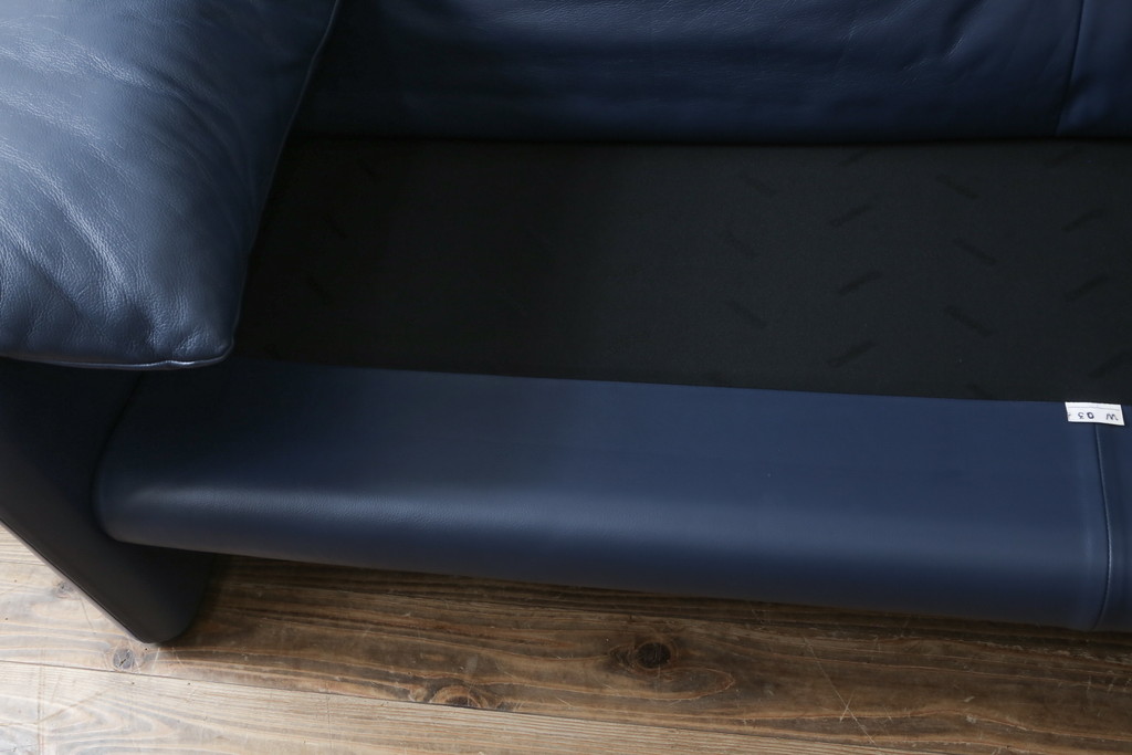 中古　美品　Cassina(カッシーナ)　MARALUNGA(マラルンガ) 　675　本革(レザー)　高級感ある佇まいが目を惹く2人掛けワイドソファ(二人掛け、2P、2.5人掛け、アームソファ)(定価約212万円)(R-081265)
