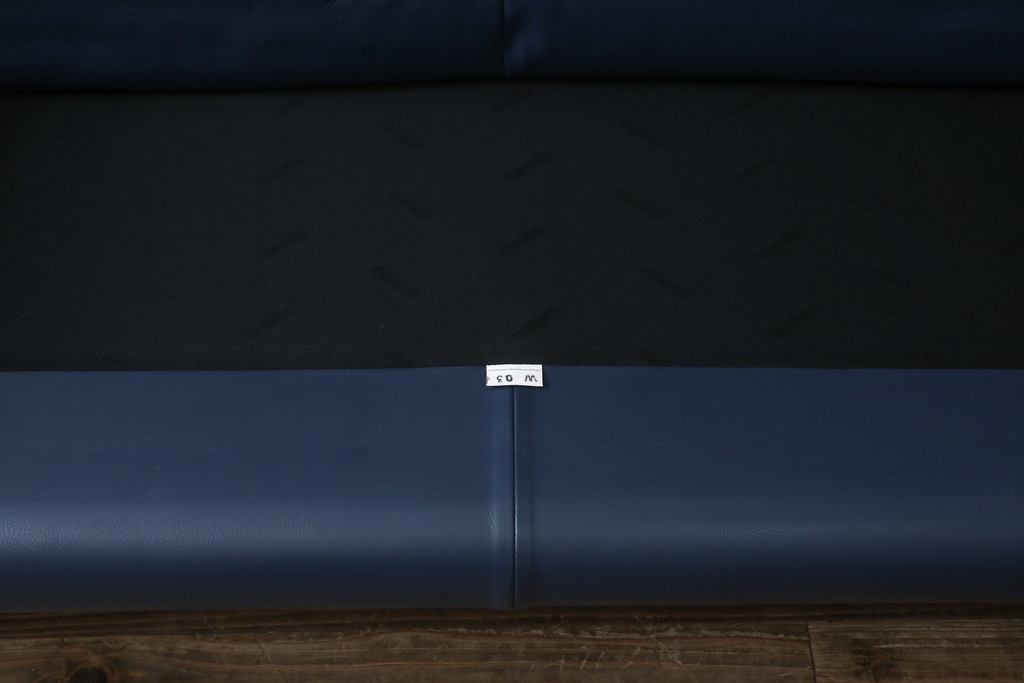 中古　美品　Cassina(カッシーナ)　MARALUNGA(マラルンガ) 　675　本革(レザー)　高級感ある佇まいが目を惹く2人掛けワイドソファ(二人掛け、2P、2.5人掛け、アームソファ)(定価約212万円)(R-081265)